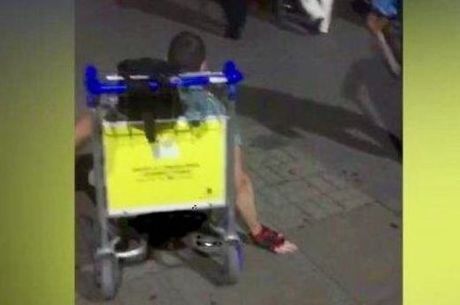 Depois de se arrastar pelo aeroporto, Levene subiu em um carrinho de bagagem para conseguir chegar ao ponto de tÃ¡xi