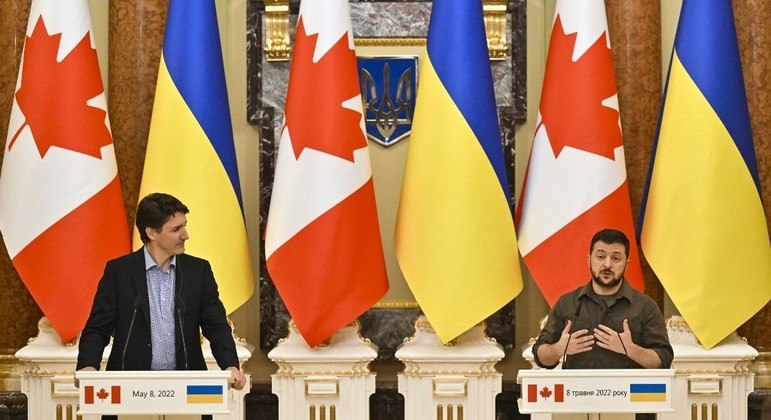 Justin Trudeau (à esq.) e Volodmir Zelenski  em coletiva de imprensa após encontro

