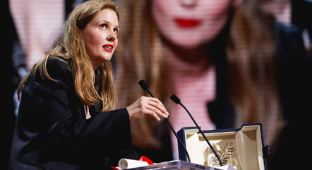 Justine Triet, diretora de 'Anatomie d'une Chute', recebe a Palma de Ouro do Festival de Cannes
