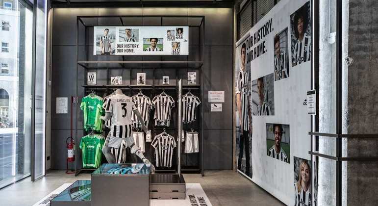 Uma das inúmeras lojas de artigos da Juventus