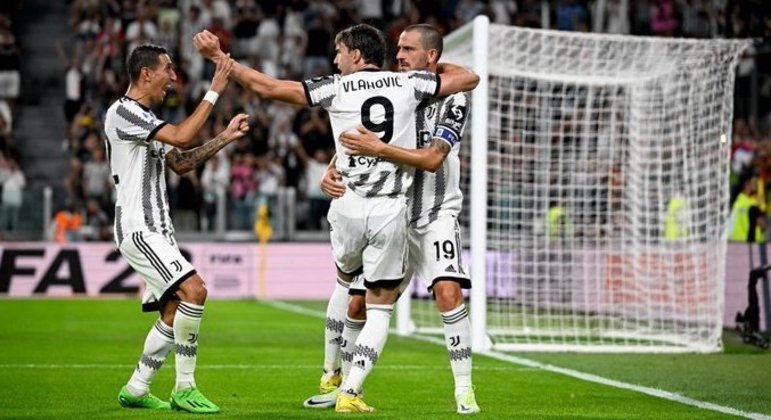 Di Maria, Vlahovic e Bonucci, na celebração do primeiro tento do sérvio