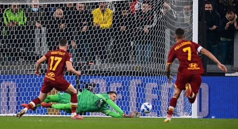 O momento da defesa de Szczesny no penal mal cobrado por Veretout