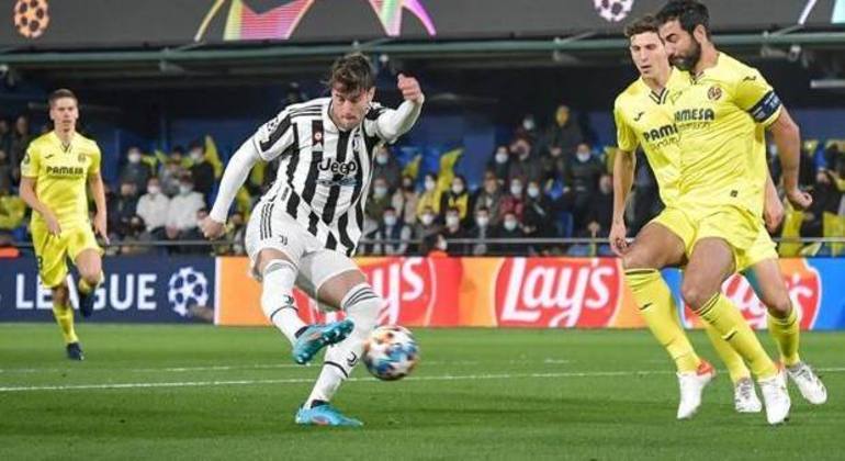 A virada, de direita, do canhoto Vlahovic, gol da Juventus em Villarreal