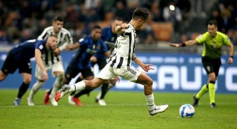 O momento da cobrança do penal, por Paulo Dybala, da Juventus, 1 X 1 com a Inter