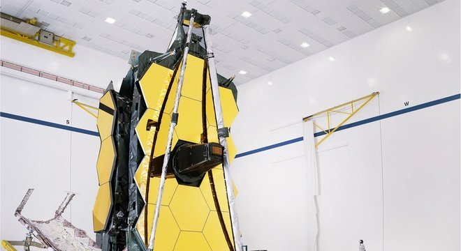 O espelho do JWST mede 6,5 metros e precisará ser dobrado em 18 segmentos hexagonais para caber dentro do foguete de lançamento
