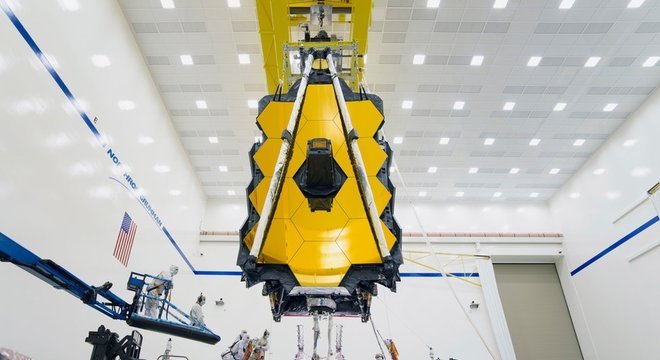 O JWST possui um enorme aparato de proteção solar, criado para manter sua temperatura alguns graus acima do zero absoluto