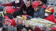 Menino é resgatado na Turquia após passar mais de uma semana preso sob escombros