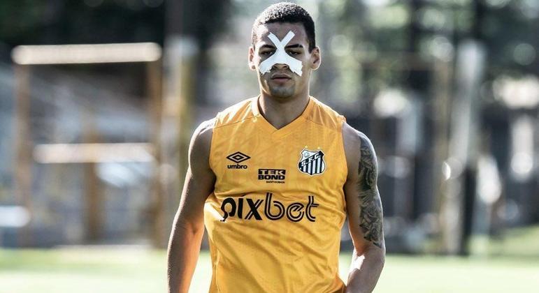 Zagueiro Kaiky, do Santos, treina em separado para evitar contato físico