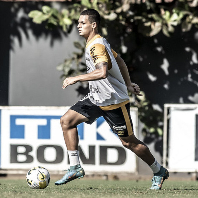 Zagueiro Kaiky com a bola durante treino pelo Santos