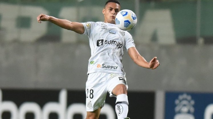 Kaiky (Santos) – 17 anos e 1 mês: o zagueiro, atualmente no Almería (Espanha), estreou no empate Santo André 2x2 Santos, em 28/02/2021.