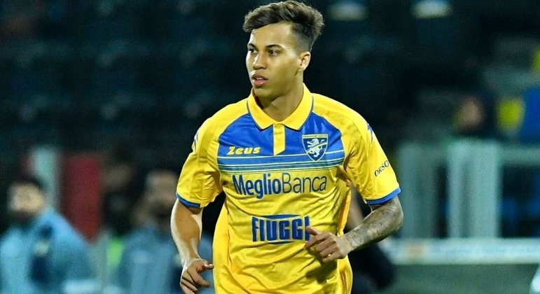Kaio JorgeDesde que o atacante rompeu o contrato com o Santos, sua carreira está complicada. Ele defendeu a Juventus, da Itália, mas somou poucos minutos em campo, sem marcar gols, e ainda sofreu uma grave lesão. Após mais de um ano afastado, ele defendeu o time B italiano, mas em 2023 foi emprestado ao Frosinone Calcio