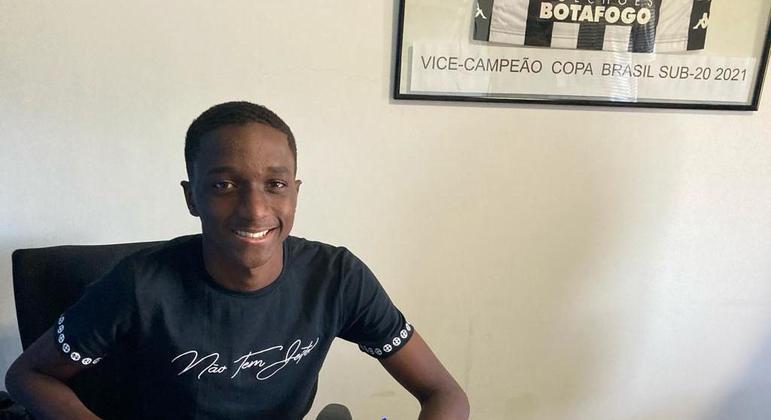 Kaique Julio assinou seu contrato de formação com o Botafogo