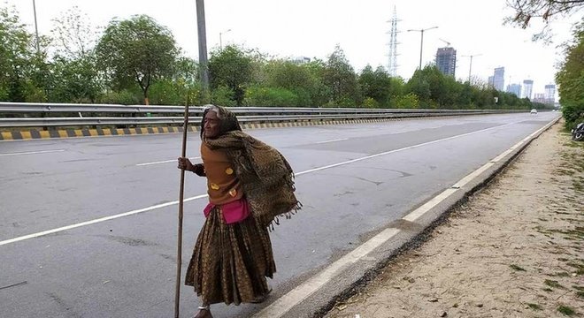 Kajodi Devi, de 90 anos, caminha de Déli em direção a sua vila

