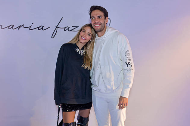 O ex-jogador de futebol Kaká tirou fotos coladinho com a amada, a modelo e atriz Carol Dias