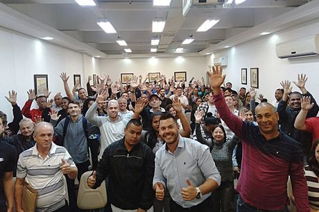 D'Ávila (centro) não cobra nada por esse trabalho