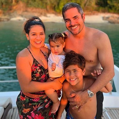 Kaká Diniz é empresário, completará 37 anos ainda neste mês de agosto e desabafou no Instagram, mas sem endereçar a mensagem para o jornalista.  Ele postou, no último domingo (7), uma foto com a esposa Simone e os filhos Henry e Zaya, de 8 e 1 ano, respectivamente. 