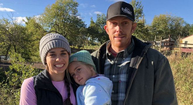Kalena e Billy Bruce, com a filha Willa, em seu rancho em Ozarks, nos EUA