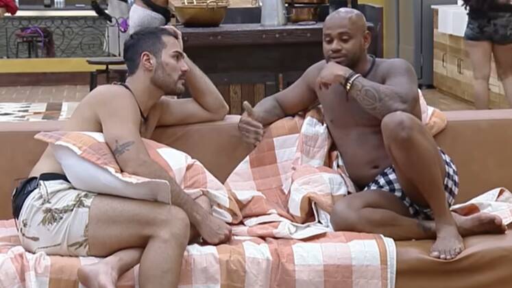 As cenas fizeram com que os aliados de Black o chamassem a
atenção. 
