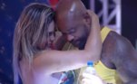 Embora o enfermeiro tivesse prometido se afastar, isso nunca
aconteceu. A peoa concordou em ser apenas amiga dele, chegou a dizer que havia ‘desapaixonado’,
mas a dupla dá o que falar por conta dos momentos sensuais que protagonizavam ao
dançarem juntos nas festas