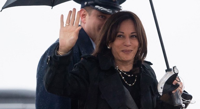 A vice-presidente dos EUA, Kamala Harris, chega à base aérea para embarcar para a Polônia
