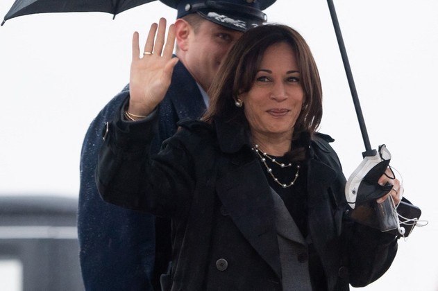 A vice-presidente dos EUA, Kamala Harris, chega à base aérea para embarcar à Polônia