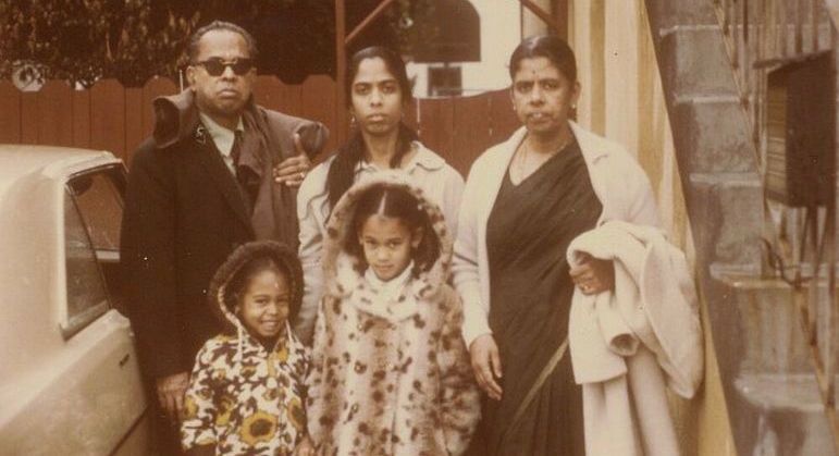 Kamala Harris no centro da foto entre a irmã Maya, seus avós maternos e sua mãe