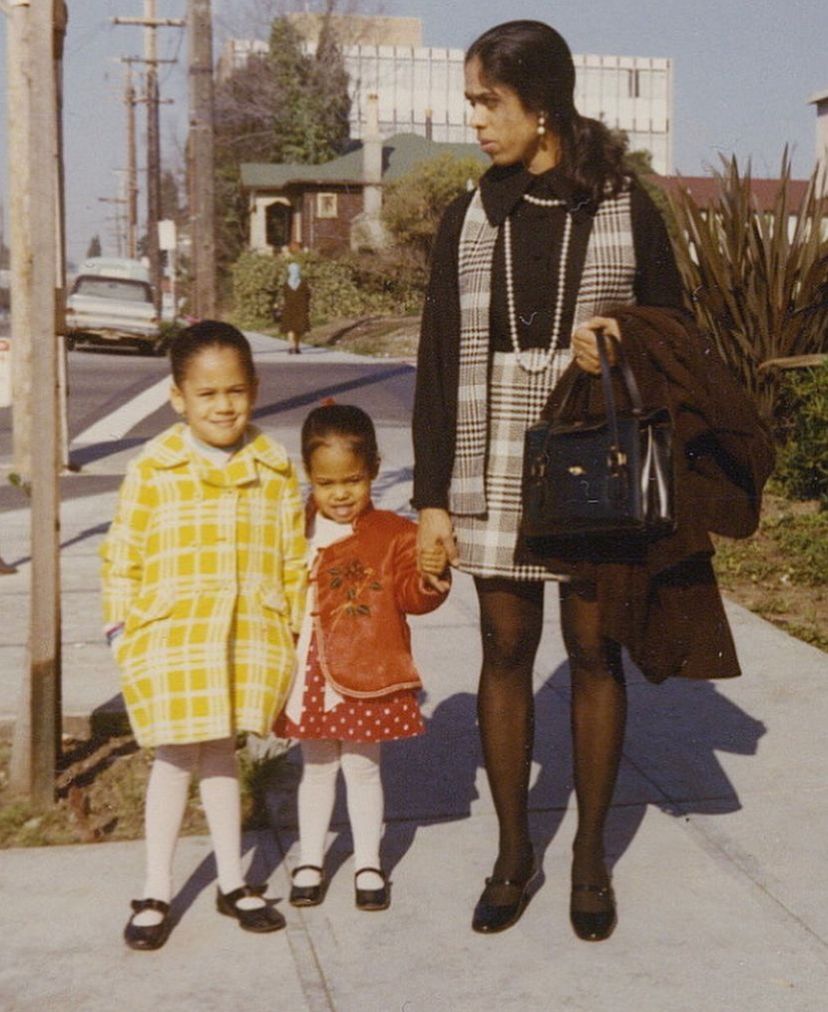 Kamala Harris (E) ao lado de sua irmã e de sua mãe