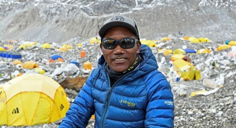 Kami Sherpa, em 2021 no Everest, é o homem que mais vezes subiu ao topo do mundo