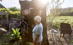 Nadiia Huk em frente ao que costumava ser
sua casa em Kamianka, nos arredores de Izyum, Ucrânia. O vilarejo assistiu a
combates da Segunda Guerra Mundial e agora está no fogo cruzado de soldados
russos e ucranianos 