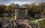 Uma ponte destruída pelas forças russas em
retirada em Izium, perto de Kamianka, Ucrânia. O legado da Segunda Guerra
Mundial permanece na cidade ucraniana de Kamianka, onde tratores expeliam
estojos de projéteis, antigos e novos. Agora, foi destruída por um novo
conflito