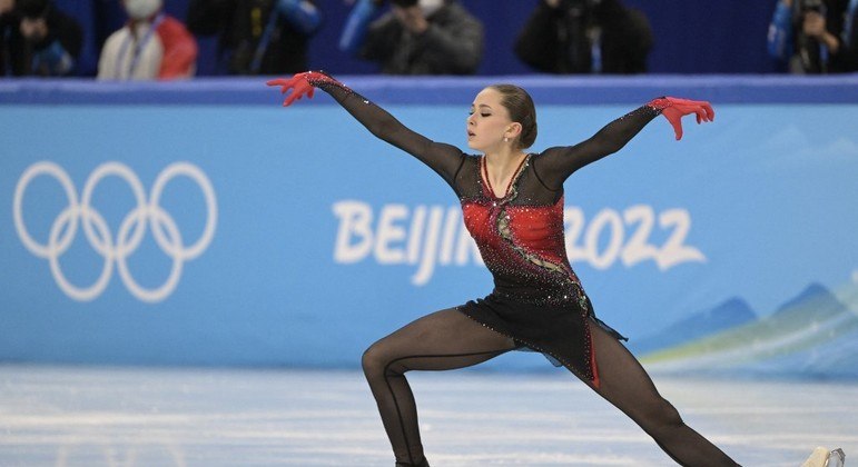 Kamila Valieva, de apenas 15 anos, foi pega no doping durante a Olimpíada de Inverno
