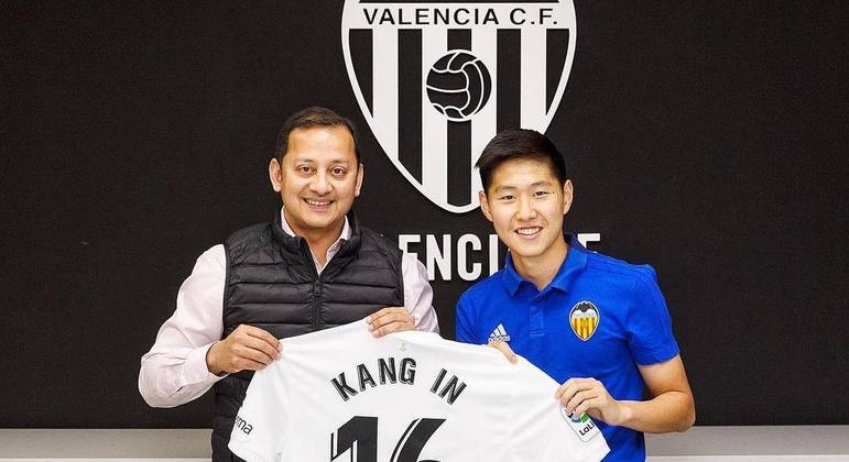 Ele aprendeu o idioma depois de participar de um reality show de futebol da Coreia do Sul, chamado Shoot Dori, aos 6 anos de idade. O meia fez sucesso e, aos 10 anos, foi chamado para integrar as categorias de base do Valencia, na Espanha. Em 2017, foi promovido ao futebol profissional e permaneceu no time até 2021. Em 2019, ele conquistou o prêmio Bola de Ouro no Mundial sub-19