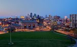 8. Kansas City, MissouriO destaque em Kansas City é o grande número de atrações gratuitas disponíveis. Isso, por si só, já a torna uma das cidades mais baratas para se visitar nos EUA. Além disso, a competição entre um grande número de companhias aéreas que atendem a cidade de Kansas resultou em passagens a preços baixos