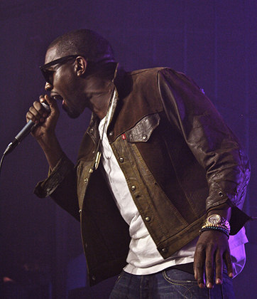 Kanye Omari West está com 45 anos e nasceu no estado americano da Geórgia. Além de rapper/cantor, também é compositor, produtor musical, estilista e diretor de arte.