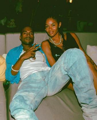 Kanye também namorou a designer Alexis Phifer no início dos anos 2000. Os dois chegaram a ficar noivos durante uma viagem a Capri, mas não durou por muito tempo. O rapper acabou se apaixonando por Brooke Crittendon durante o relacionamento com Alexis