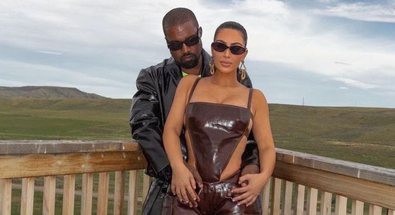 Kim Kardashian e Kanye West tiveram um casamento recheado de polêmicas. Eles ficaram juntos por quase oito anos e tiveram quatro filhos hoje com idade entre 2 e 8 anos. Os dois se separaram legalmente em março, após um pedido de divórcio da empresária que demorou um ano para ser aceito, já que Ye se opôs à separação e apelou publicamente para que a mulher voltasse ao casamento.Kim relatou no reality The Kardashians que tem dificuldades para encontrar o próprio estilo após Ye ter passado anos atuando como o personal stylist dela. Ela contou que tem ataque de pânico pensando o que deve vestir, já que em certo ponto pedia conselhos ao ex-marido para tudo. Durante a premiação Magazine 2021 Innovator Awards, ela escolheu o próprio vestido, mas recebeu uma ligação de Kanye dizendo que a carreira dela tinha terminado e que ela estava parecendo a Marge Simpson, personagem da série The Simpsons. Até hoje o rapper comenta sobre a ex-mulher nas redes sociais e os internautas dizem que ele nunca vai deixar de ser obcecado por ela, mesmo namorando outras pessoas