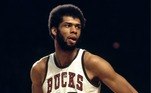 1º Kareem Abdul JabbarPontos marcados: 38.387O seis vezes MVP da NBA foi a primeira escolha do Draft de 1969 e atuou no Milwaukee Bucks (1969-1975) e Los Angeles Lakers (1975-1989), onde marcou mais de 24 mil pontos