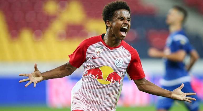 Karim Adeyemi: O Barcelona realizou uma proposta de 40 milhões de euros (R$ 252,8 milhões) ao RB Salzburg pela contratação do atacante Karim Adeyemi, segundo a "Sky Sports". O jovem jogador de 18 anos está sendo tratado como o "novo Haaland" e também está na mira do Borussia Dortmund