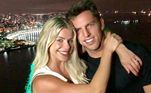 Amaury Nunes processa Karina Bacchi e entra na luta pela guarda do filho O empresário e ex-jogador quer ser reconhecido como pai da criança de 5 anos, pois criou o menino desde que nasceu. Em abril deste ano, eles se separaram e Amaury foi impedido por Karina de ver o filho. Uma pessoa ligada à família informou que além disso, ele também foi proibido de entrar na casa onde o ex-casal morava para retirar seus objetos pessoais