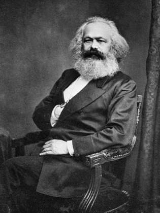 Karl Marx (1818-1883) - Alemão, passou grande parte da vida no Reino Unido. Seu pensamento sobre trabalho e capital exerceu grande influência e ele foi um dos teóricos do Socialismo. Marx apontava a luta de classes e os antagonismos do sistema capitalista entre burguesia e proletariado. Defendeu ações revolucionárias em defesa do Comunismo.  