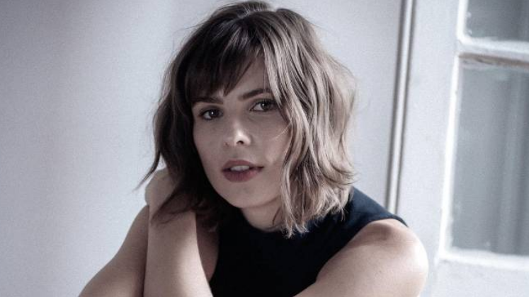 Confirmada na novela Reis, a atriz Karla Hill fez questão de postar em suas redes sociais quanto está contente com o novo desafio na Record TV: “Muito feliz e agradecida pela minha estreia na TV”, diz a artista. Coautora e atriz da peça Cartas para Agnès, apresentada no Festival Casa em Londres, ela também é cantora e está à frente da banda pop Paranoika