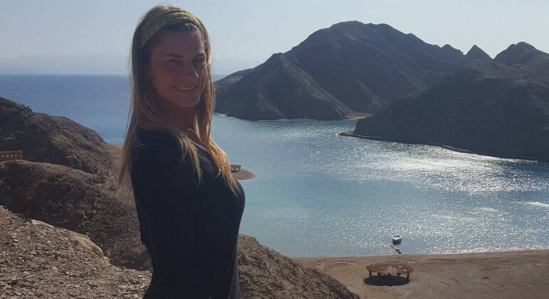 7º dia — A morte da brasileira Karla Stelzer,
de 42 anos, foi confirmada no início da sexta-feira 13 de outubro. Ela é a
terceira brasileira morta nos atentados ocorridos no último dia 7 de outubro em
Israel. Karla estava na rave onde outros dois brasileiros também
morreram. O governo brasileiro emitiu uma nota em que lamenta a morte da cidadã
brasileira 