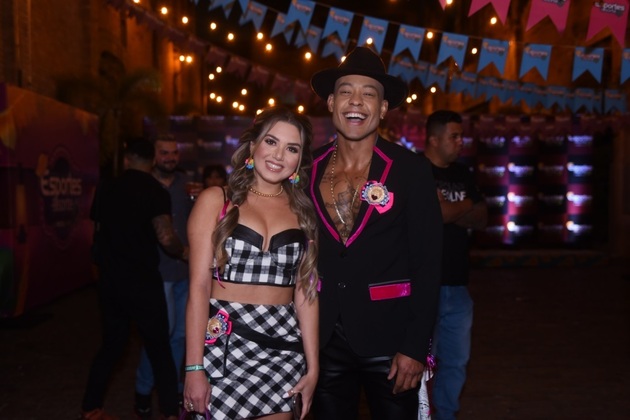 Finalistas do Power Couple 6, Karol Menezes e Mussunzinho combinaram detalhes rosa nos looks