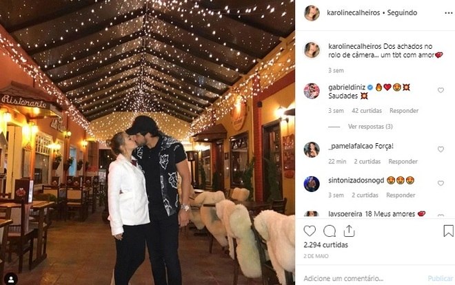 A Ãºltima foto compartilhada por Karoline Calheiros ao lado de Gabriel Diniz foi publicada na quinta-feira, dia 2 de maio, um '#tbt do amor', como escreveu na legenda a namorada do cantor, que morreu nesta segunda-feira (27), vÃ­tima de um acidente aÃ©reo. O cantor comentou a postagem com uma declaraÃ§Ã£o de afeto.Â O Instagram da psicÃ³loga, que estava com Diniz hÃ¡ 2 anos (bem antes, portanto, de ele estourar com sua 'Jenifer'), virou palco de bate-boca entre os fÃ£s, que saltaram de 9 mil para 35 mil em poucos minutos. ApÃ³s a confirmaÃ§Ã£o da morte do cantor, Karoline desativou as redes sociaisÂ 
