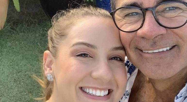 Karoline e o ex-sogro Cizinato Diniz, pai de Gabriel Diniz, no casamento dela