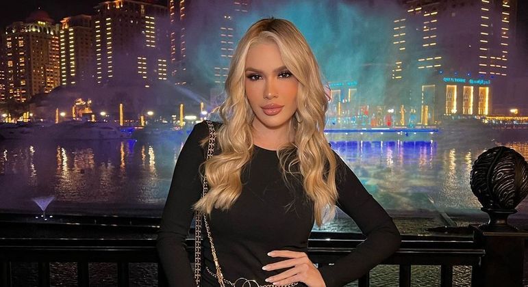 Karoline Lima usa look 'comportado' na primeira noite no Catar
