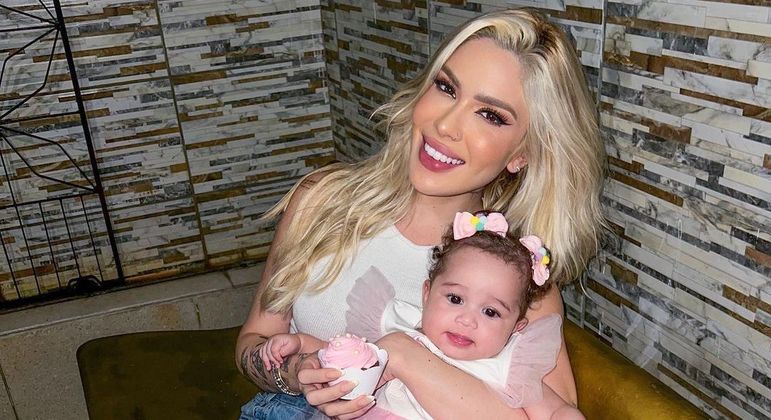 Karoline Lima rebate críticas de que prefere ir a festas a cuidar da filha