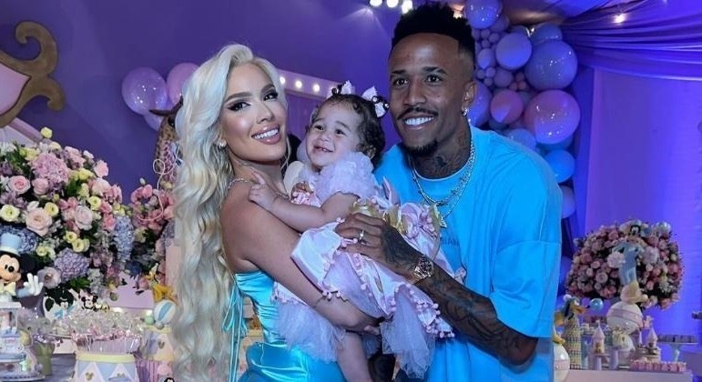 A festa de aniversário da filha de Karoline Lima e Éder Militão bombou na internet após a aproximação do ex-casal, pais de Cecília. Os dois já tiveram diversas desavenças e até se enfrentaram em processos na Justiça, porém decidiram levantar a bandeira da paz pela criação da filha. Mas eles não são os únicos casais famosos que se dão bem por conta dos herdeiros. Confira, abaixo, algumas das celebridades que se unem quando o assunto é a felicidade da criança: