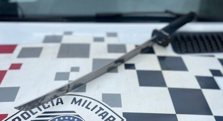 Mulher foi ameaçada por uma katana, uma arma japonesa