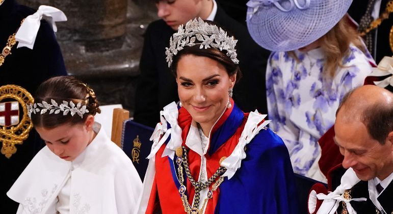 Kate Middleton homenageia princesa Diana na coroação de Charles 3º